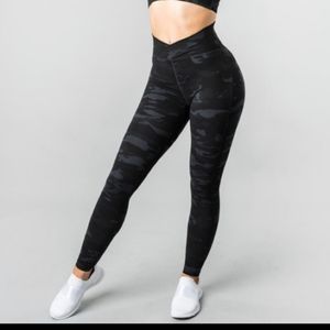 Alphalete camo cross waist leggings  black size xs